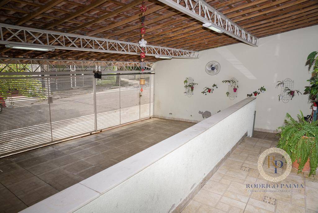 Casa à venda com 3 quartos, 230m² - Foto 1