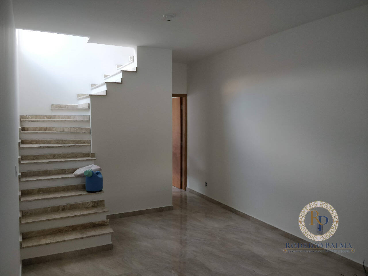 Sobrado à venda com 4 quartos, 180m² - Foto 1